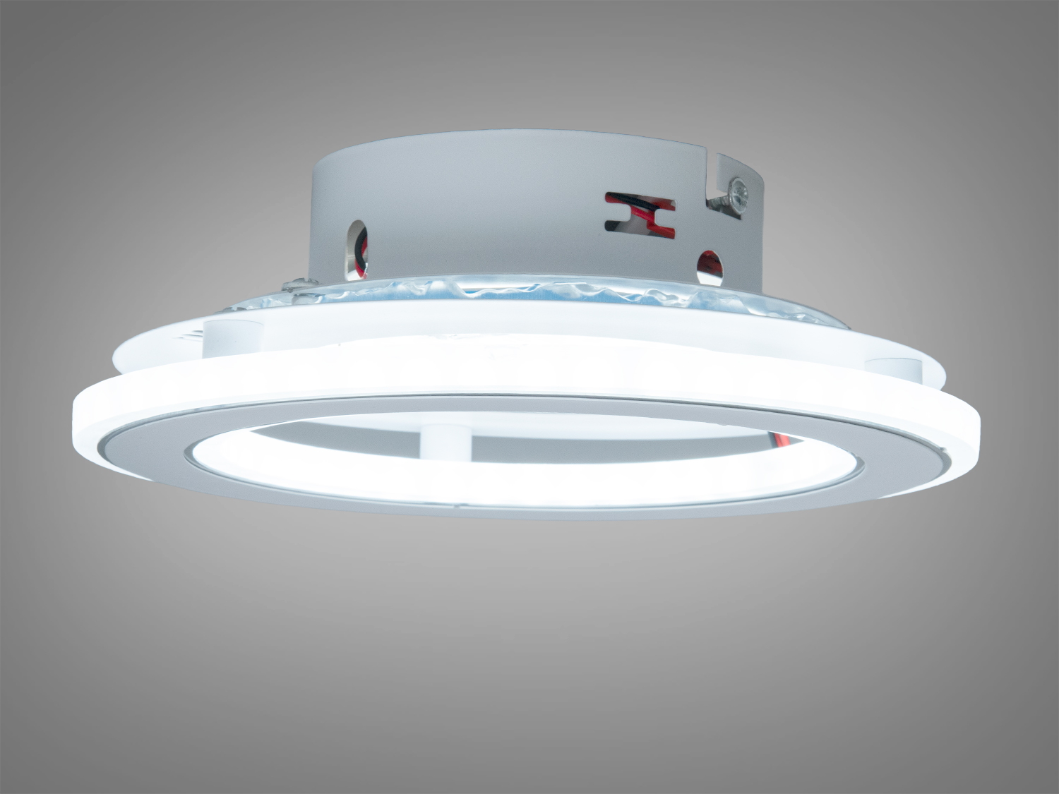 Світильник з кільцевим дизайном, оснащений світлодіодами, підходить для сучасних інтер′єрів, забезпечує енергоефективне освітлення.