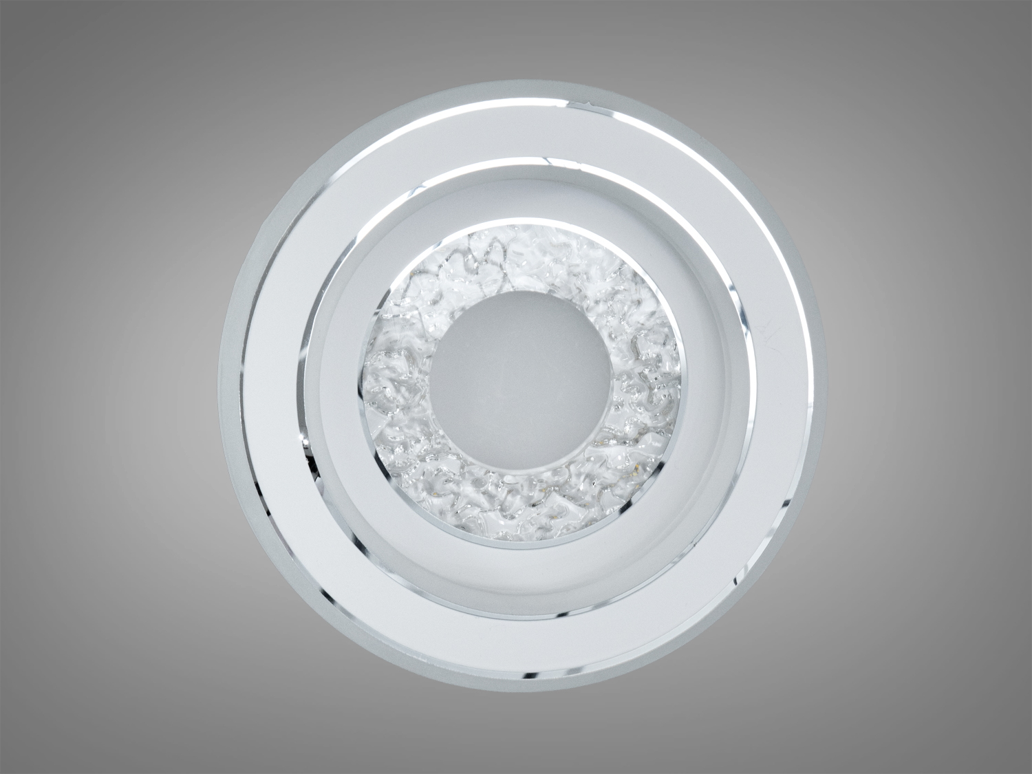 Вбудований світильник з прозорим обрамленням, підходить для офісних приміщень, забезпечує яскраве та рівномірне освітлення.