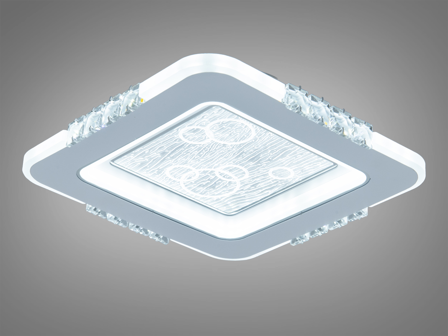 Стельова лампа з прозорими вставками по краях, що створює м′яке світло. Підходить для вітальні або спальні.