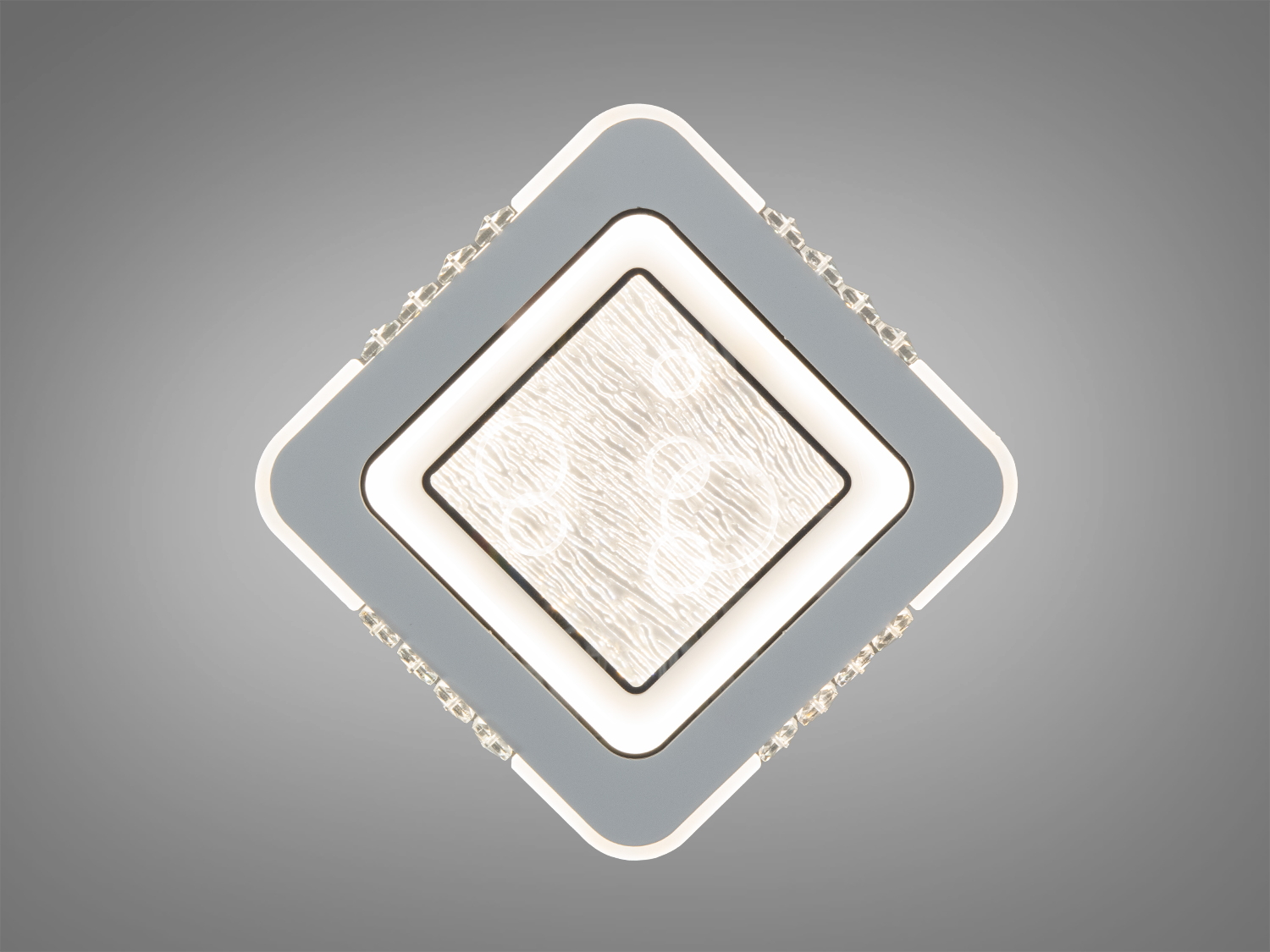 Лампа квадратної форми з візерунком, що нагадує хвилі. Призначена для монтажу на стелю, матеріал — акрил.