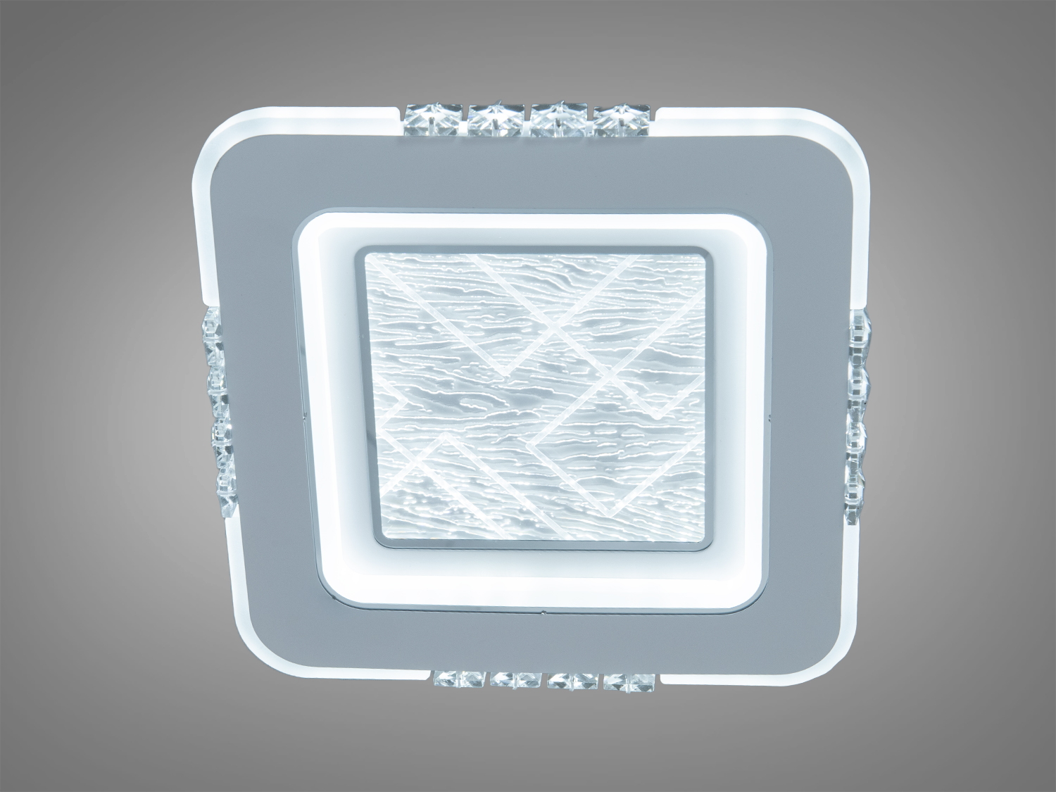 Стельова лампа квадратної форми з матовим покриттям та кристалічними елементами. Ідеальна для освітлення житлових приміщень.