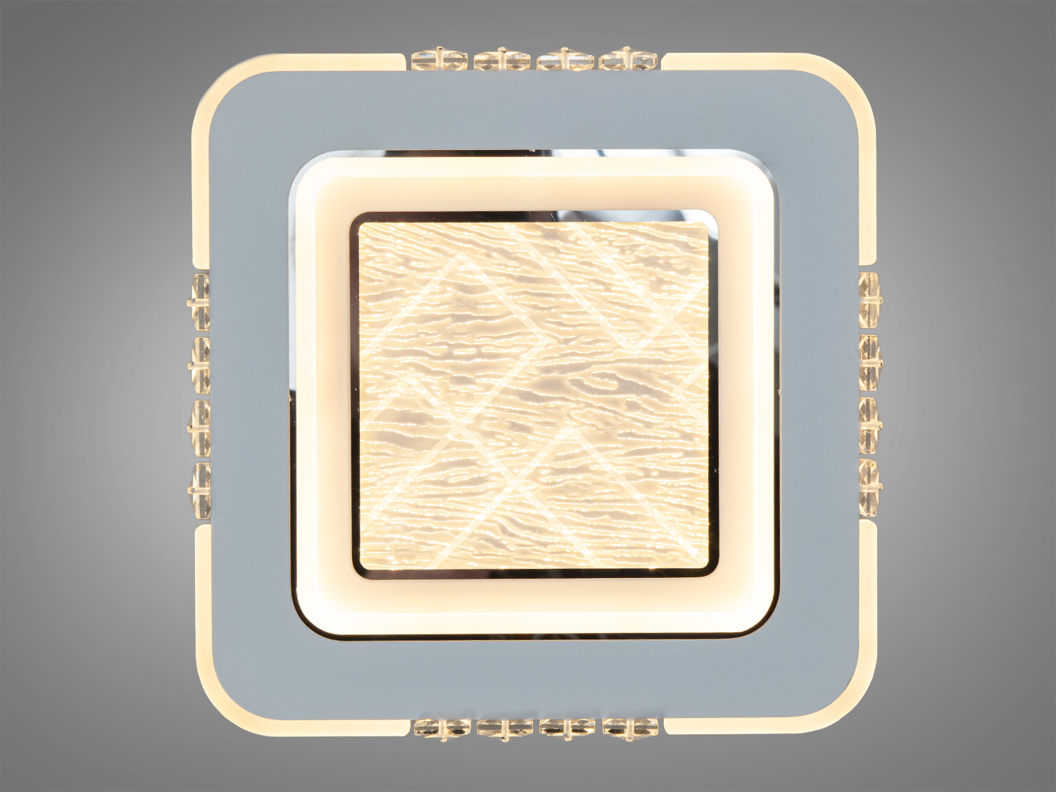 Квадратна лампа з теплим світлом та декоративними кристалами. Підходить для створення затишної атмосфери.