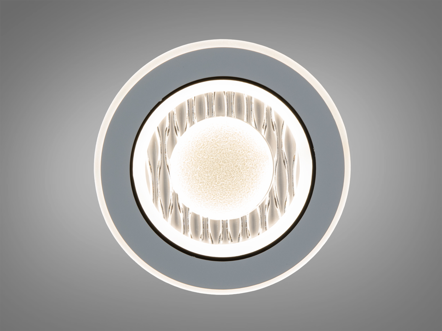 Вбудований світильник з теплим білим світлом, має текстуровану поверхню, що додає стилю. Ідеальний для житлових приміщень.