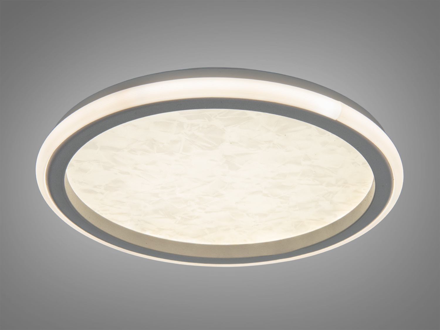 Стельовий світильник із прозорим обідком, що випромінює м′яке біле світло. Ідеальний вибір для офісних приміщень.