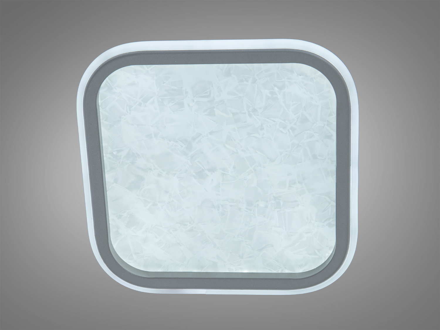 Світлодіодний світильник з прозорим абажуром, що надає прохолодне світло. Ідеальний для офісних приміщень.