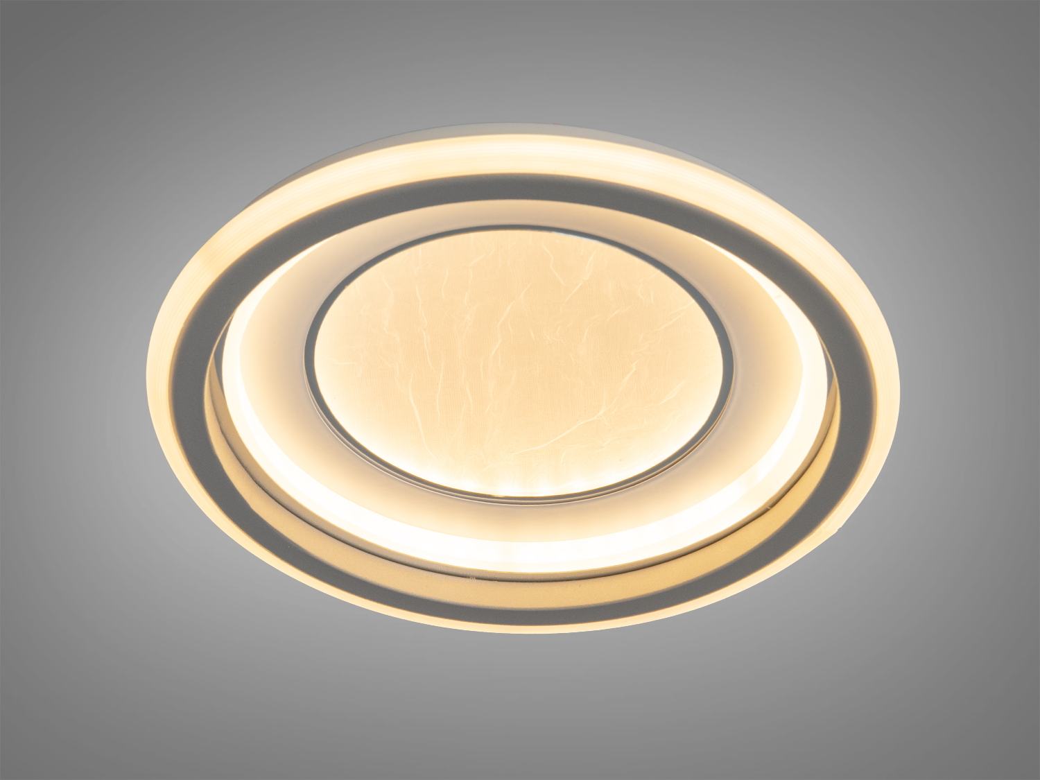 Кругла стельова лампа з жовтим світлом, має рельєфну поверхню. Підходить для класичних інтер′єрів.