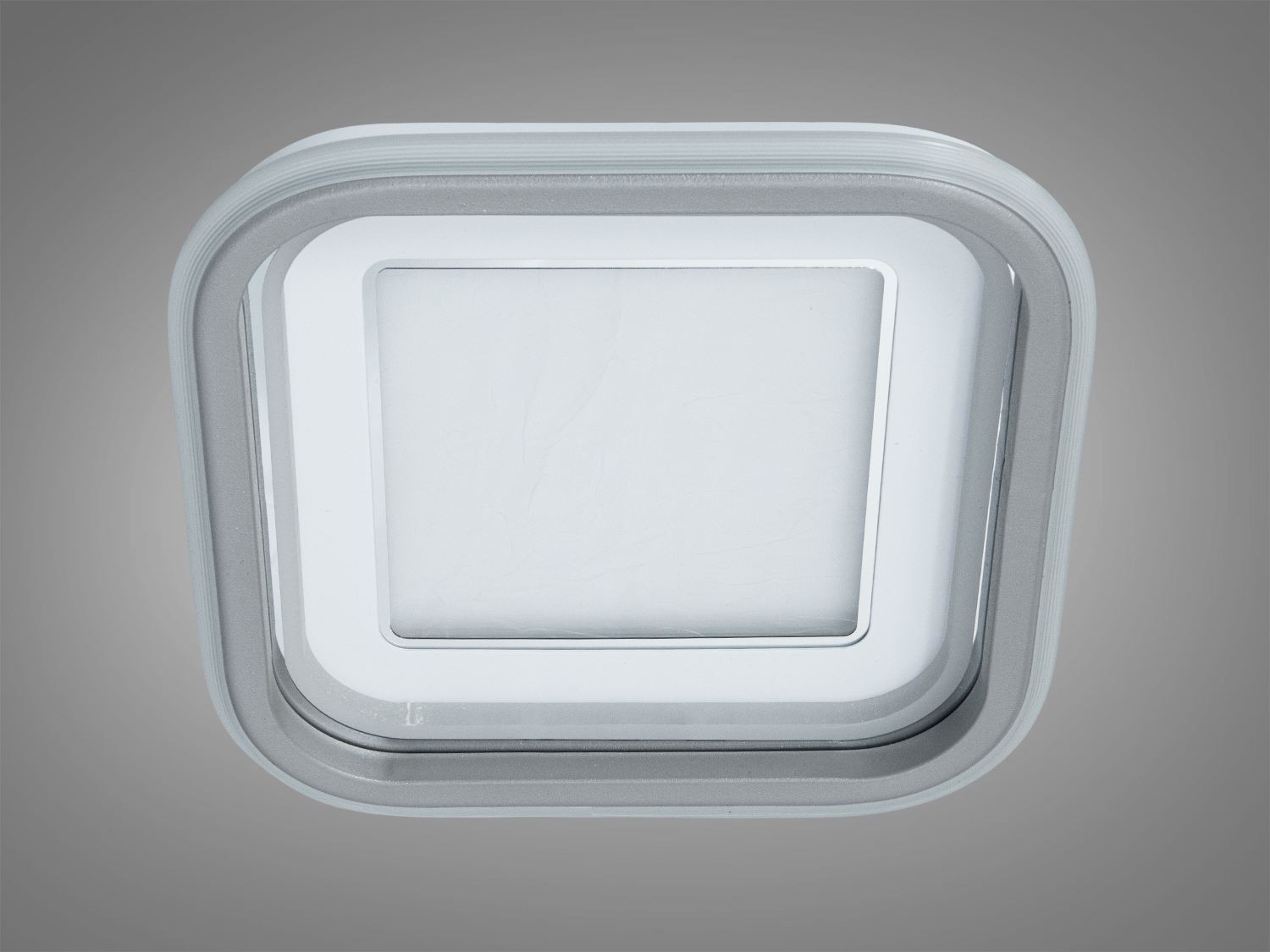 Квадратна стельова лампа з сірим обрамленням, світлодіодне освітлення, підходить для офісного приміщення.