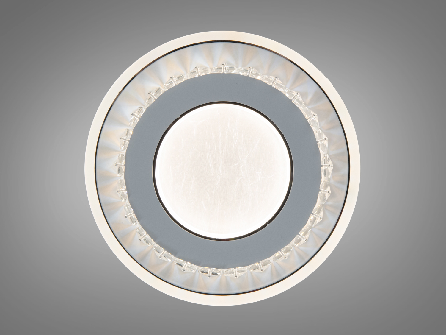 Лампа з кришталевими деталями, що відбивають світло, встановлюється на стелі. Підходить для вітальні або спальні.