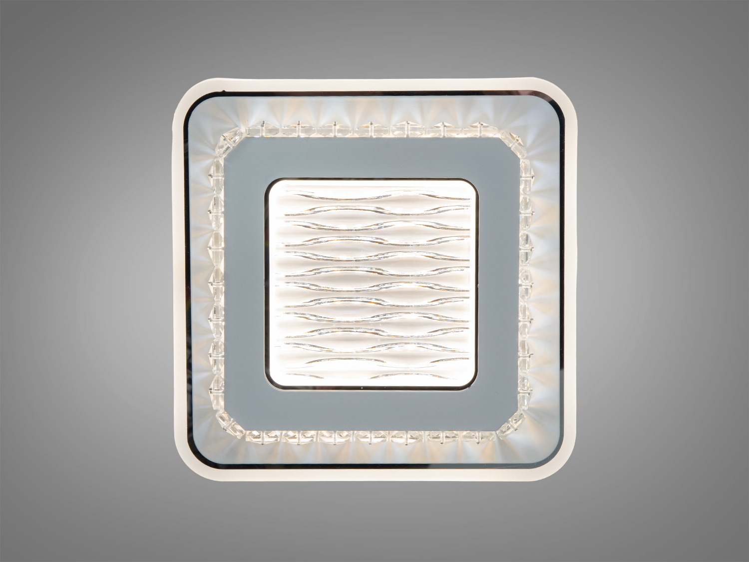 Стельова лампа квадратної форми з матовим покриттям і декоративними елементами. Використовується для загального освітлення в житлових приміщеннях.