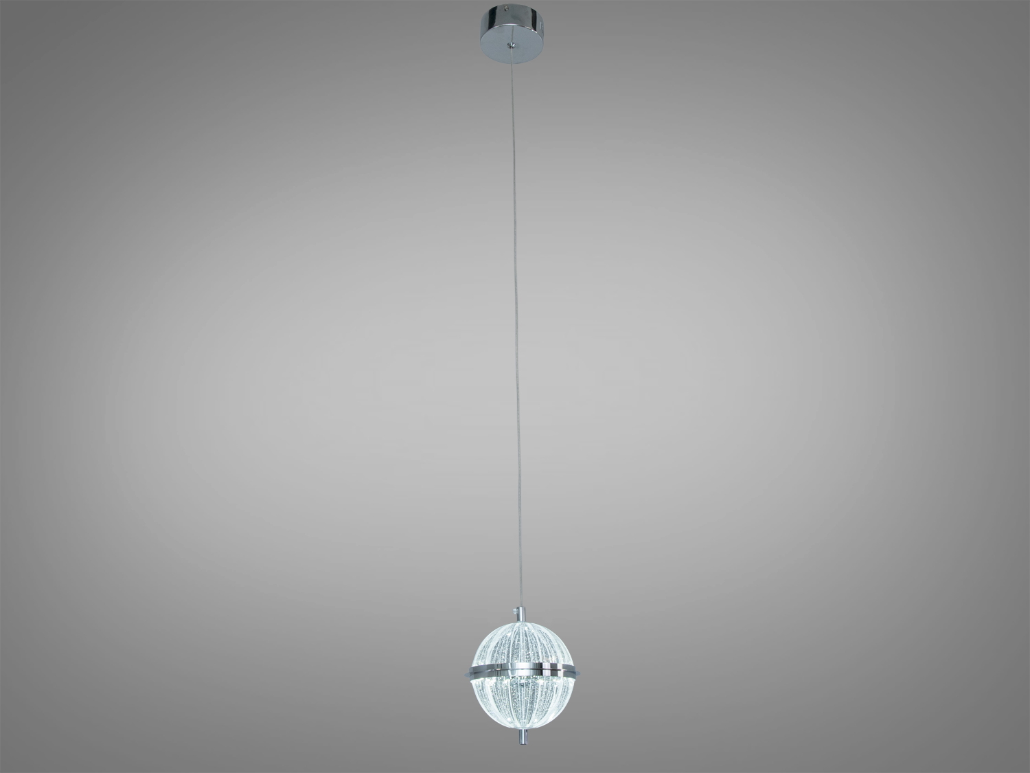 Стельова акрилова люстра з довгим підвісом, що підходить для високих стель, має сферичну форму та металеві деталі, додаючи стиль у будь-який простір.