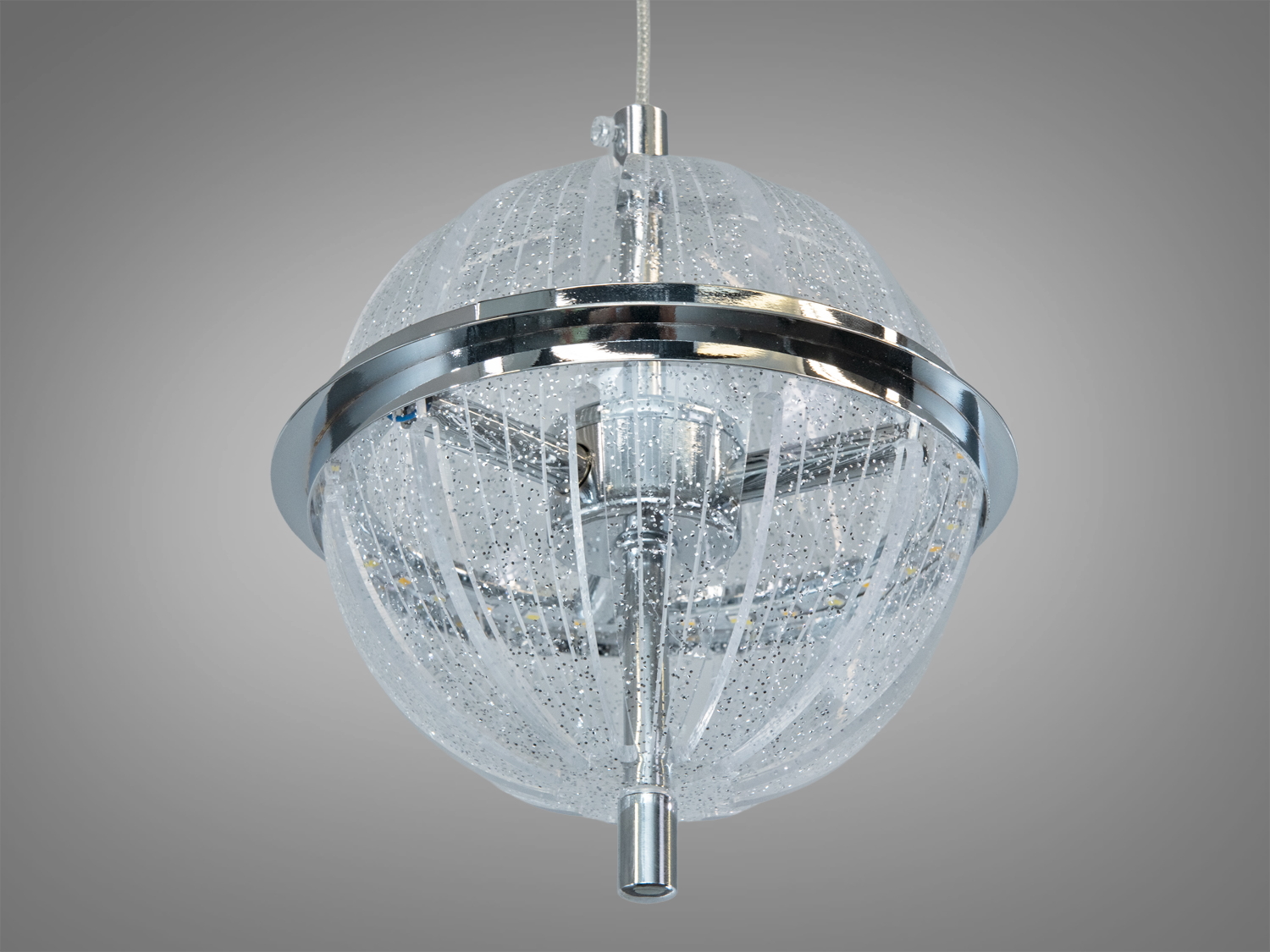 Люстра сферичної форми з прозорими акриловими елементами, що створюють ефект блиску, підходить для монтажу у вітальні та інших житлових приміщеннях.