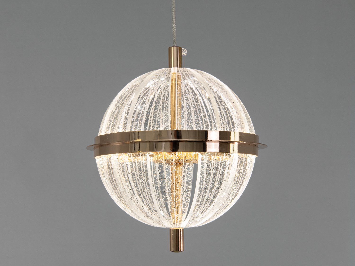 Одинарний LED-підвіс сфера у золоті, 14 Вт, ~770 лм. Акриловий розсіювач, 3 кольорові температури 3200К/4100К/6000К, керування вимикачем, регульована висота.