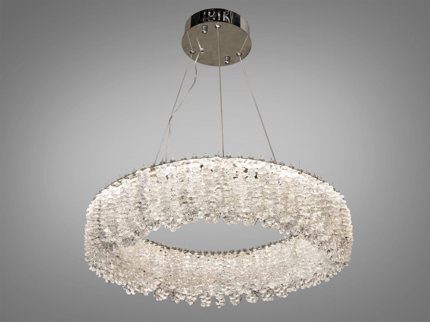 Люстра з кришталевими елементами у формі кільця. Металевий кріплення забезпечує надійний монтаж на стелі.