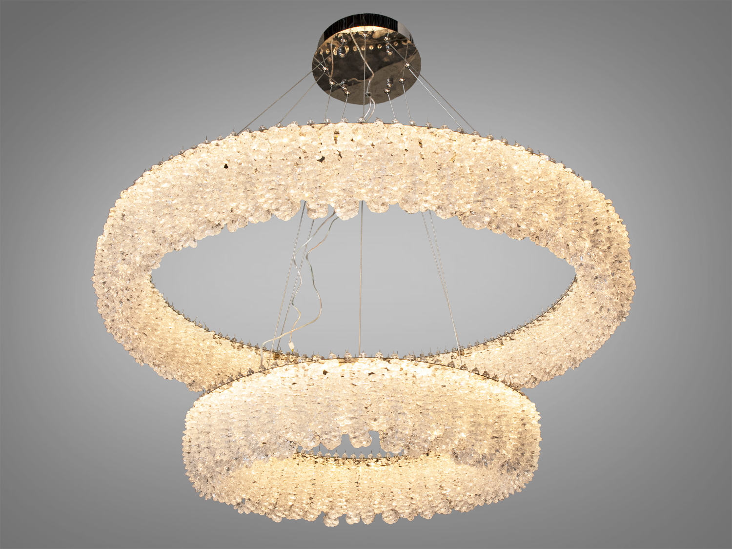 Дизайнерська люстра з двома кільцями, прикрашеними кристалами, з теплим світлом. Підходить для класичного інтер′єру.