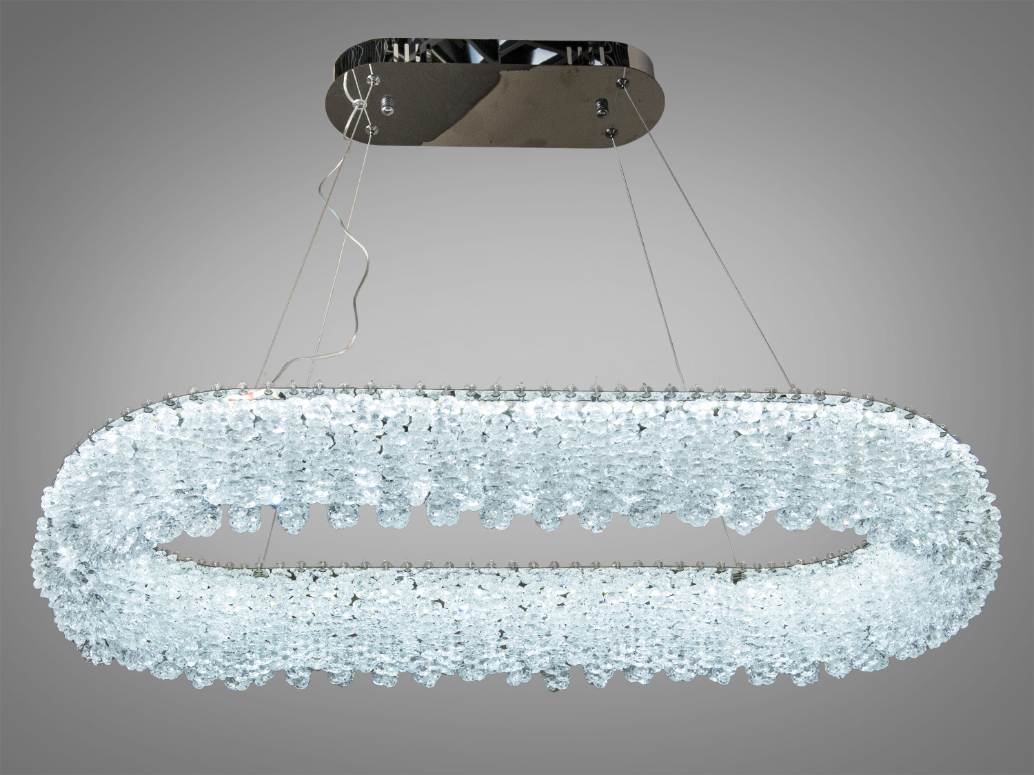 Прямокутна люстра з прозорими кришталевими елементами, що відбивають світло, ідеальна для сучасного інтер′єру.