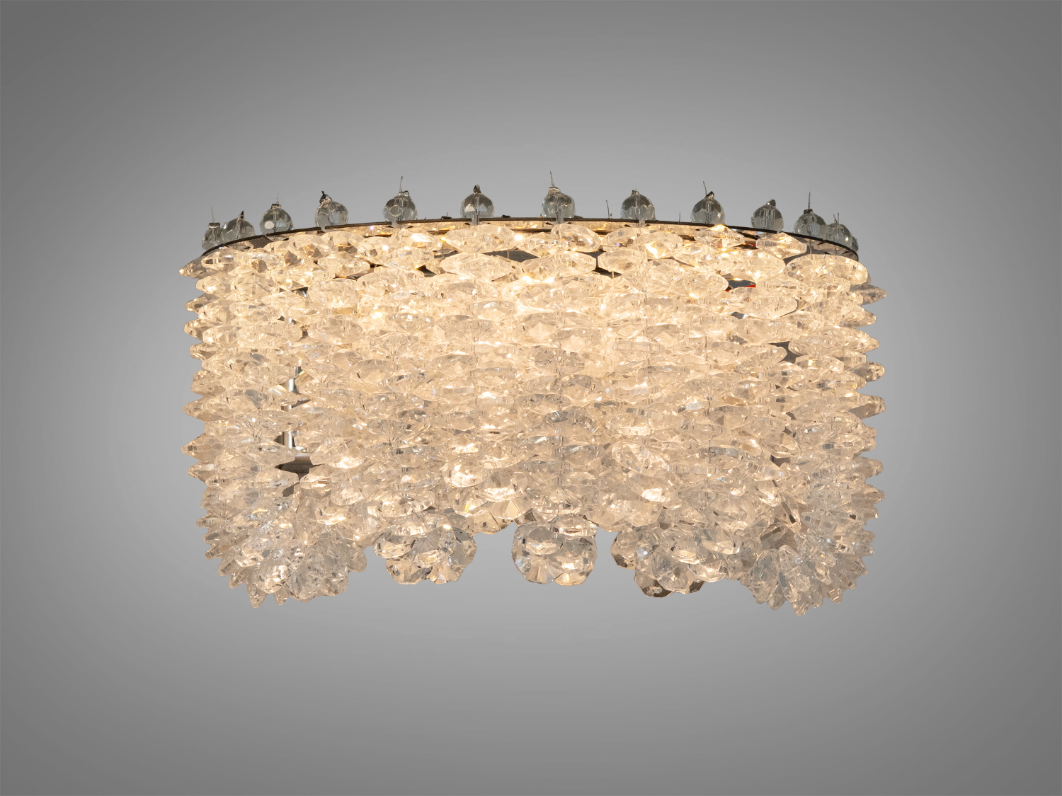 Стельовий світильник з теплим світлом, прикрашений кришталевими підвісками. Підходить для затишних інтер′єрів.