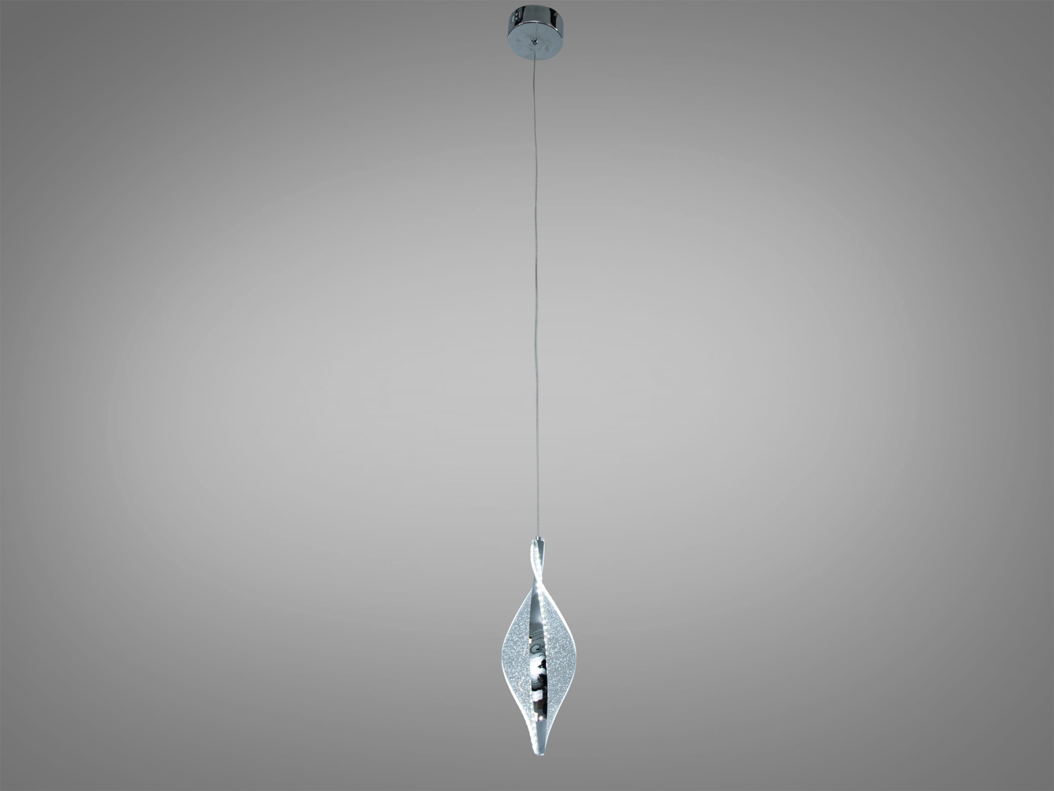 Світильник підвісний на довгому кабелі, має сріблястий відтінок і елегантний дизайн. Ідеальний для високих стель та мінімалістичних просторів.