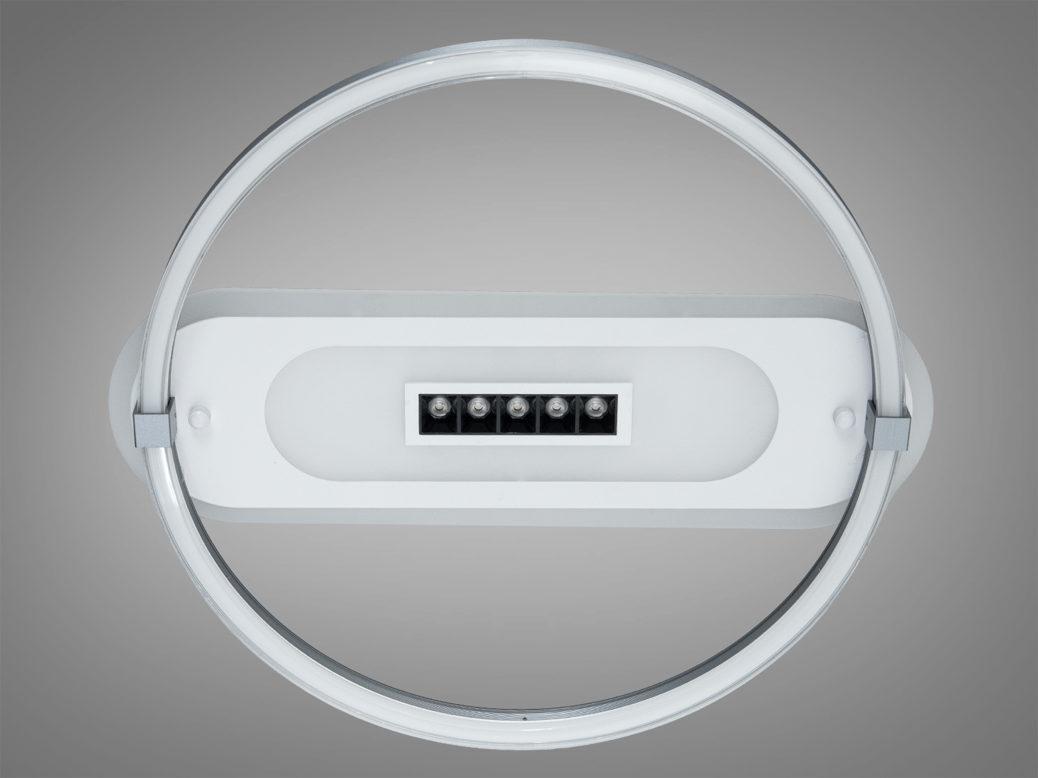 Мінімалістичний стельовий світильник з інтегрованими світлодіодами. Підходить для енергоефективного освітлення.