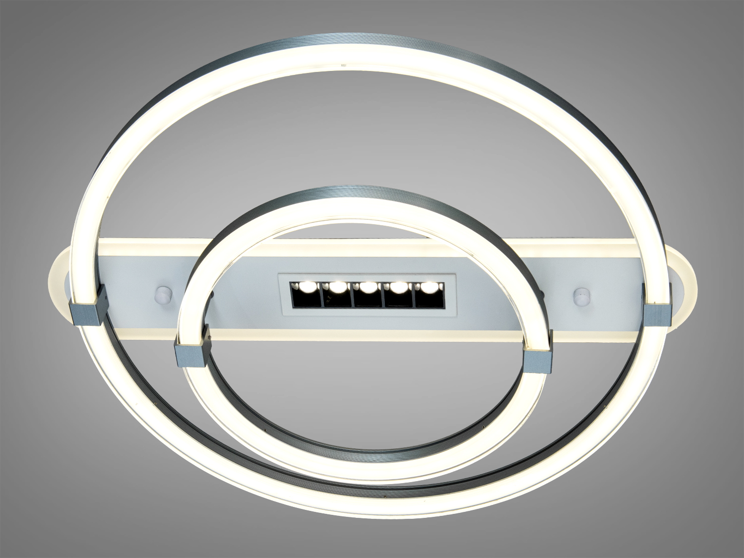 Світильник з двома кільцями, вигляд знизу, підходить для освітлення великих приміщень, стильний дизайн.