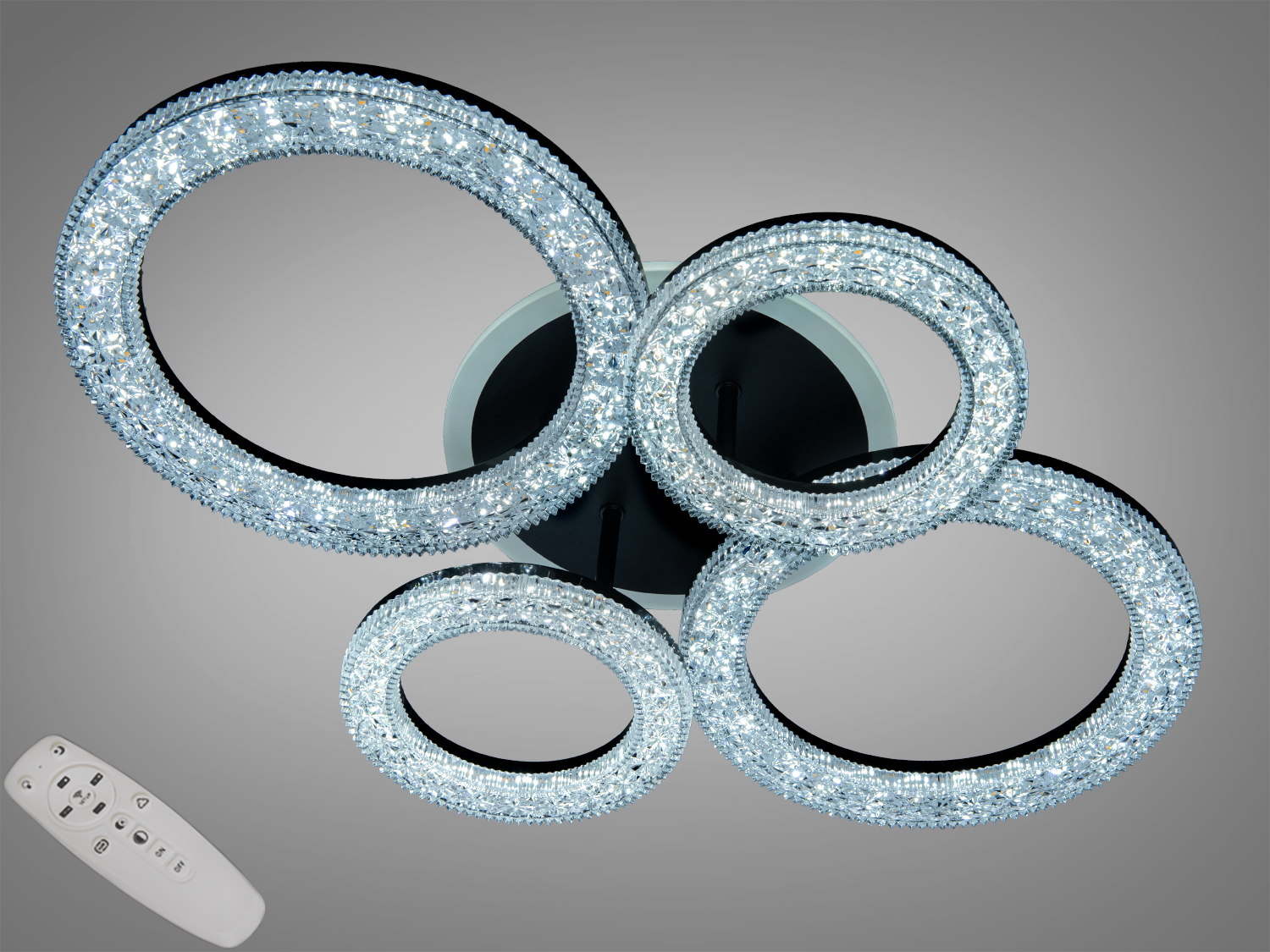 Світильник з чотирма кільцями, інкрустованими кристалами, з дистанційним керуванням. Підходить для сучасних інтер′єрів.