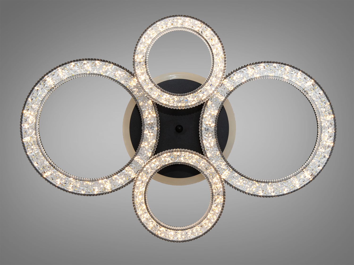 Стельовий світильник з чотирма кристалічними кільцями, що забезпечує рівномірне освітлення. Відмінно підходить для спальні.