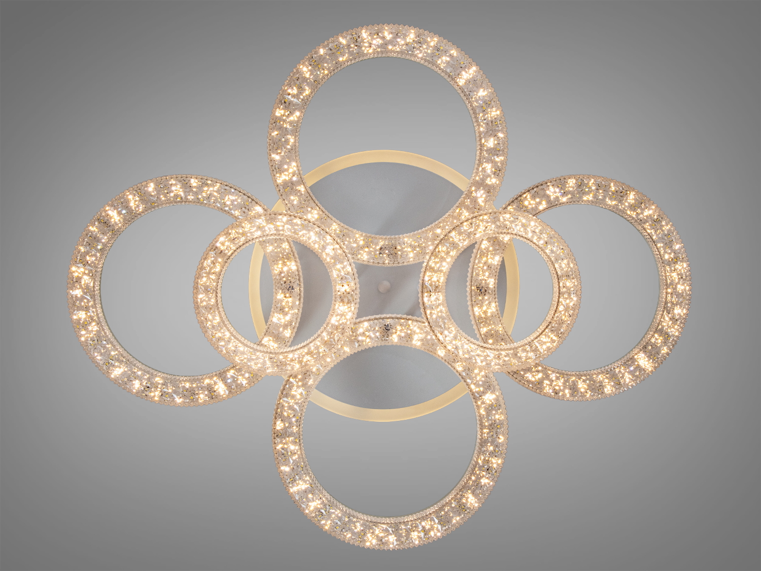 Світильник з п′ятьма кільцями, що випромінюють тепле біле світло. Підходить для затишних інтер′єрів.