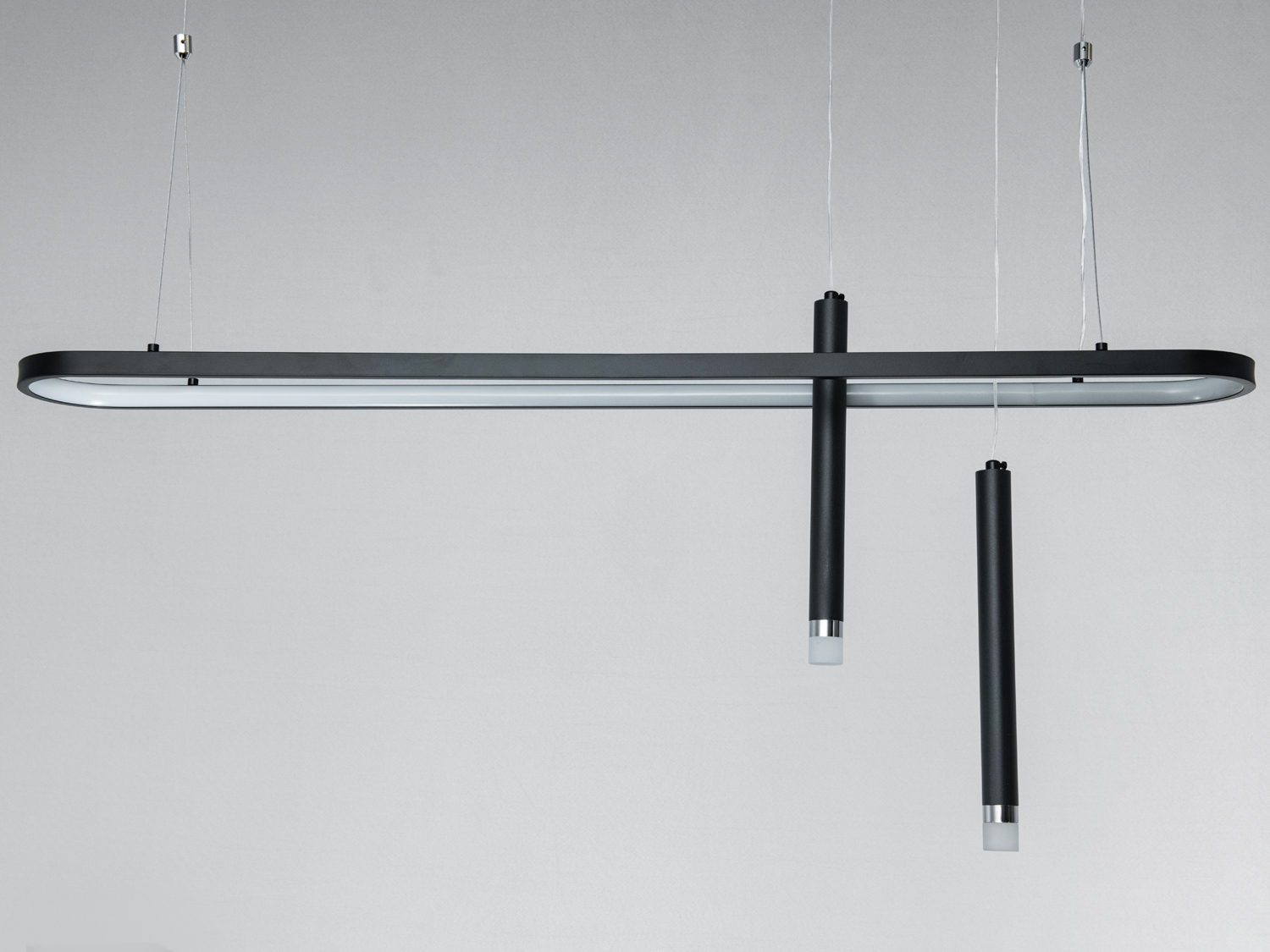 Лампа з горизонтальною овальною конструкцією, чорний метал, підвісний монтаж, підходить для кухонних зон.