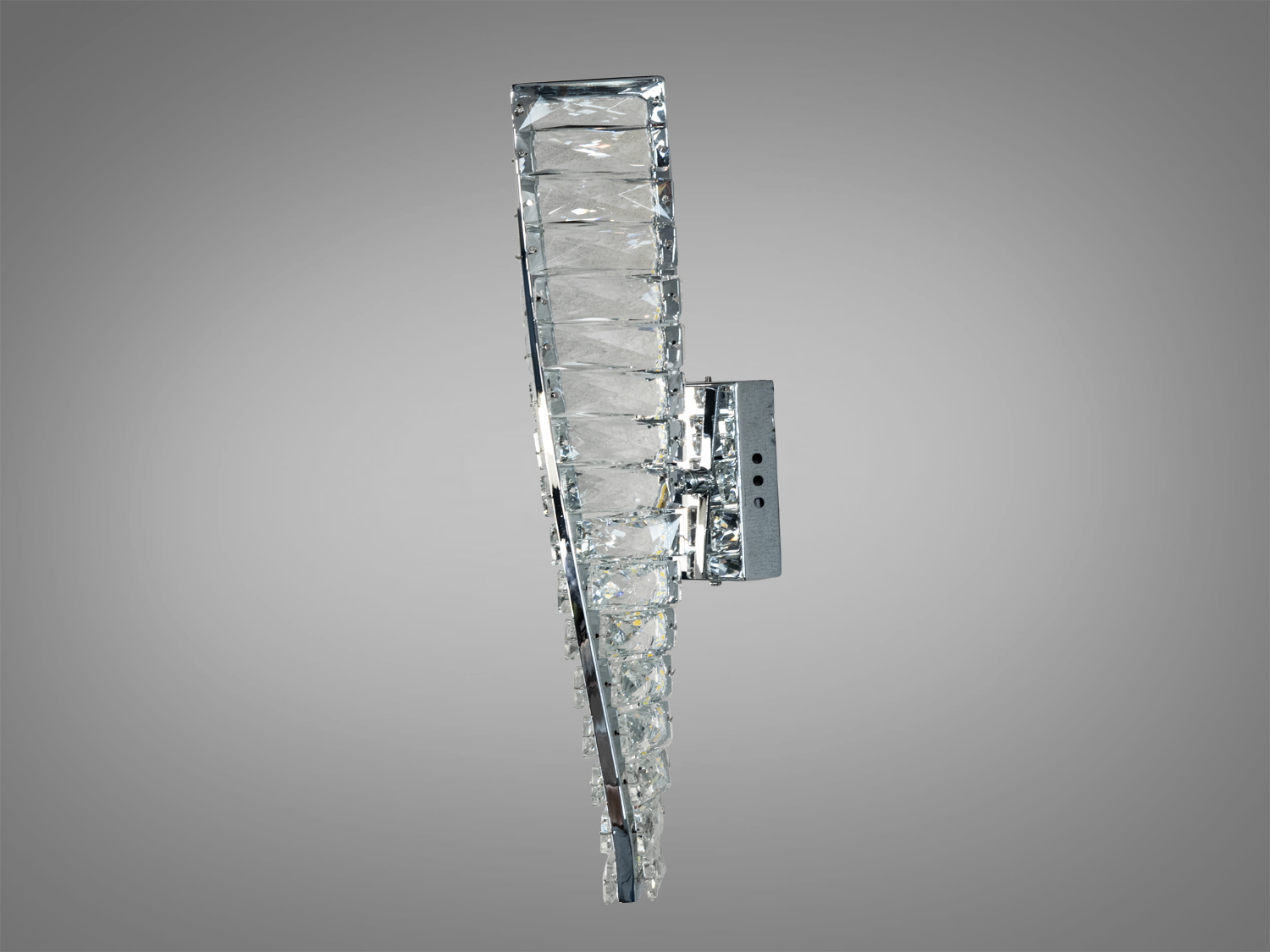 Боковий вигляд настінного світильника з прозорими елементами. Виготовлений з хромованого металу, підходить для ванної кімнати.