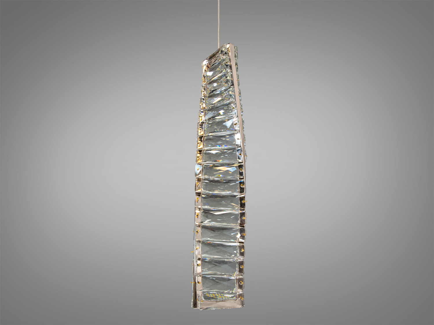 Форма підвісу, що нагадує стрічку Мебіуса, не просто захоплює уяву своєю цілісністю та безкінечністю, але й слугує органічним елементом в будь-якому сучасному інтер`єрі.