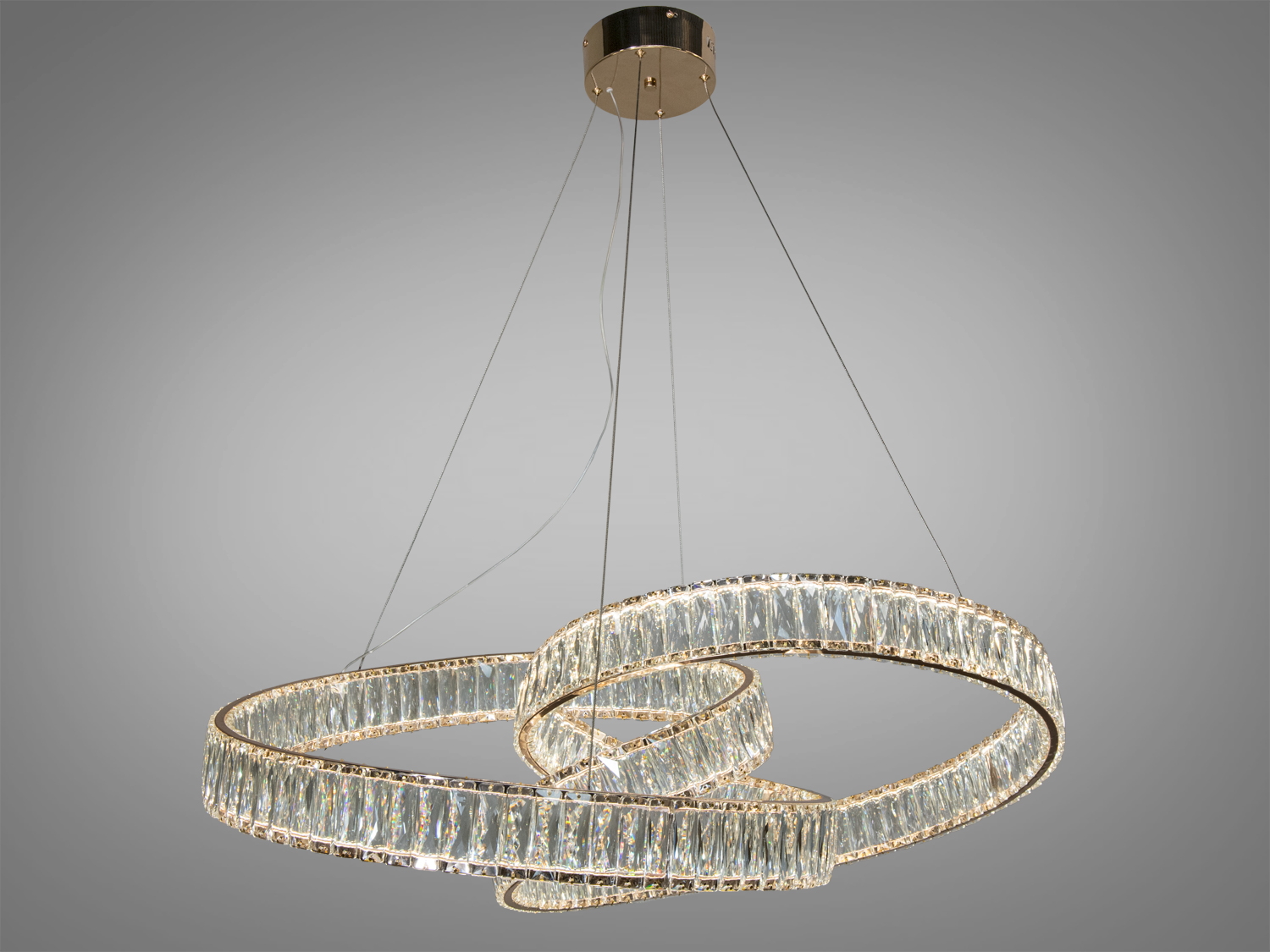 Підвісна конструкція люстри забезпечує легкість і простоту монтажу, а тонкі троси майже непомітні, створюючи ілюзію левітації кілець у повітрі.