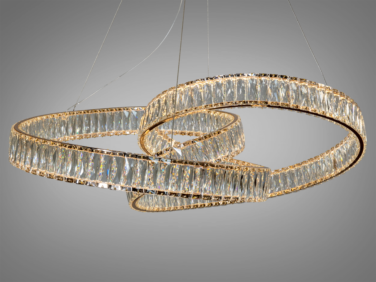 Стрічки люстри обрамлені виблискуючим кришталем, що переливається у світлі ледів, створюючи незабутнє сяйво та блиск.