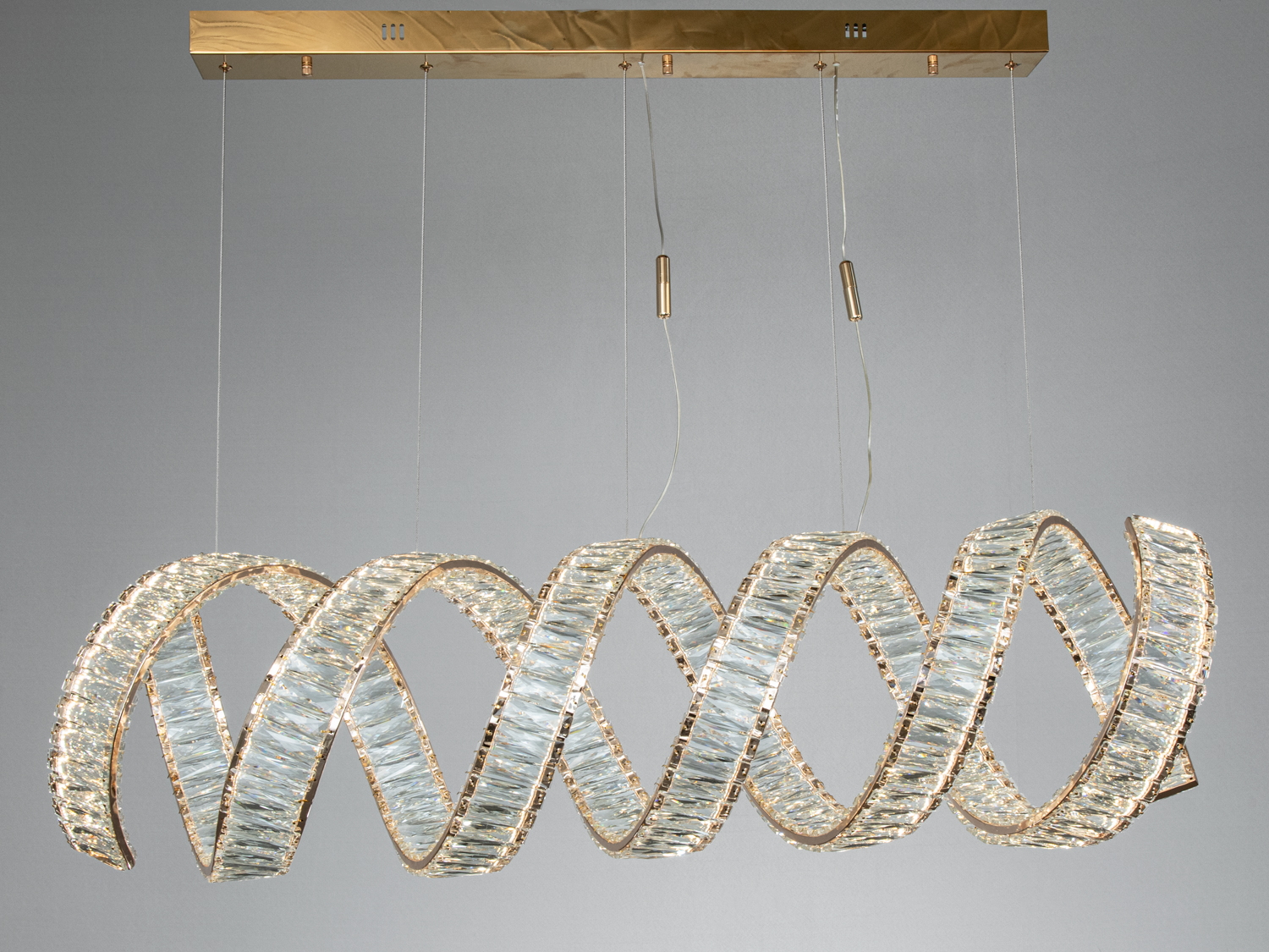 Люстра з металевим кріпленням, спіральний дизайн, підвісна конструкція, ідеальна для вітальні.