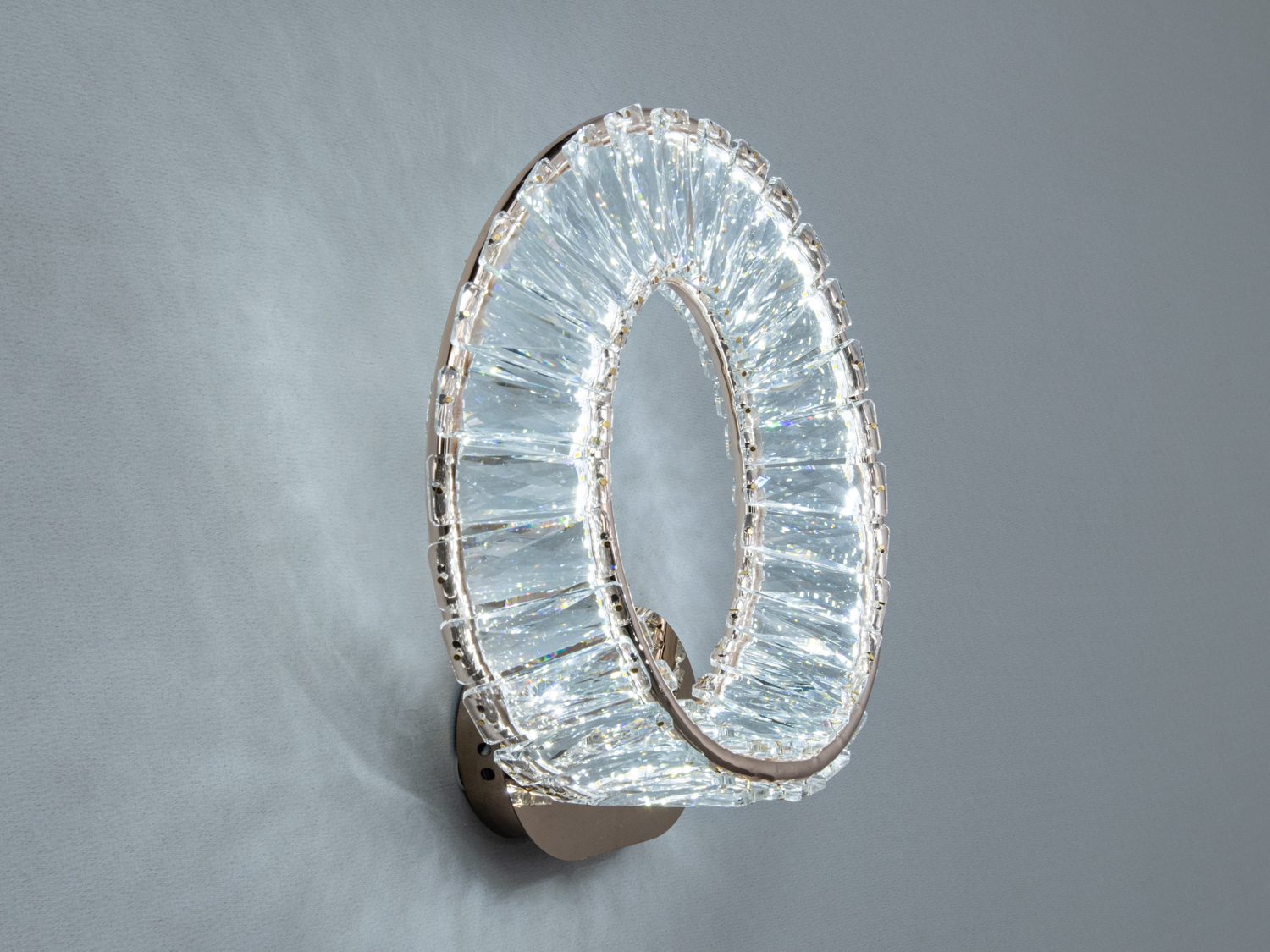 Світильник з кришталевим декором, що відбиває світло. Ідеальний для акцентного освітлення.