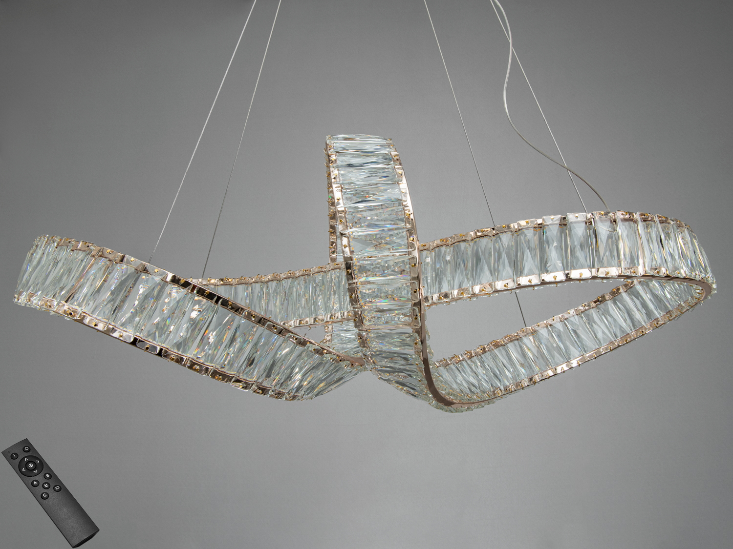 Підвісний світильник з кристалами, має вигнуту форму, підвішений на тонких дротах. В комплекті пульт дистанційного керування.