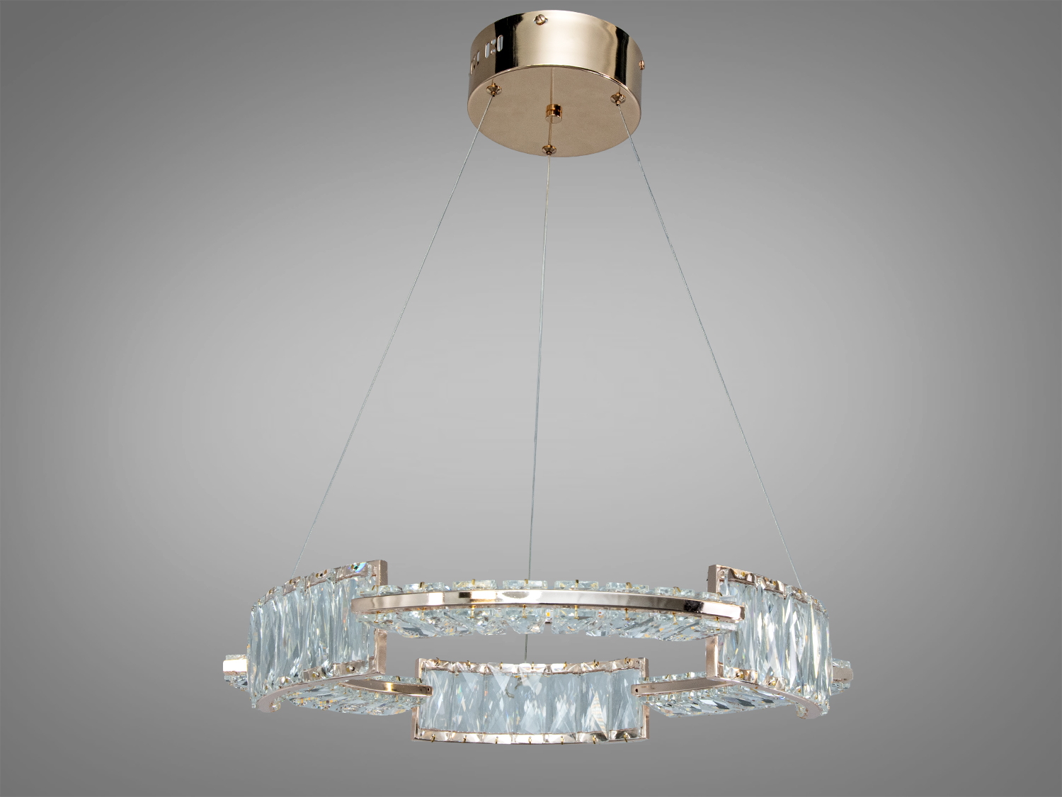Люстра з кристалами на металевій основі, підвішена на тросах. Призначена для монтажу на стелі, додаючи елегантності будь-якому приміщенню.