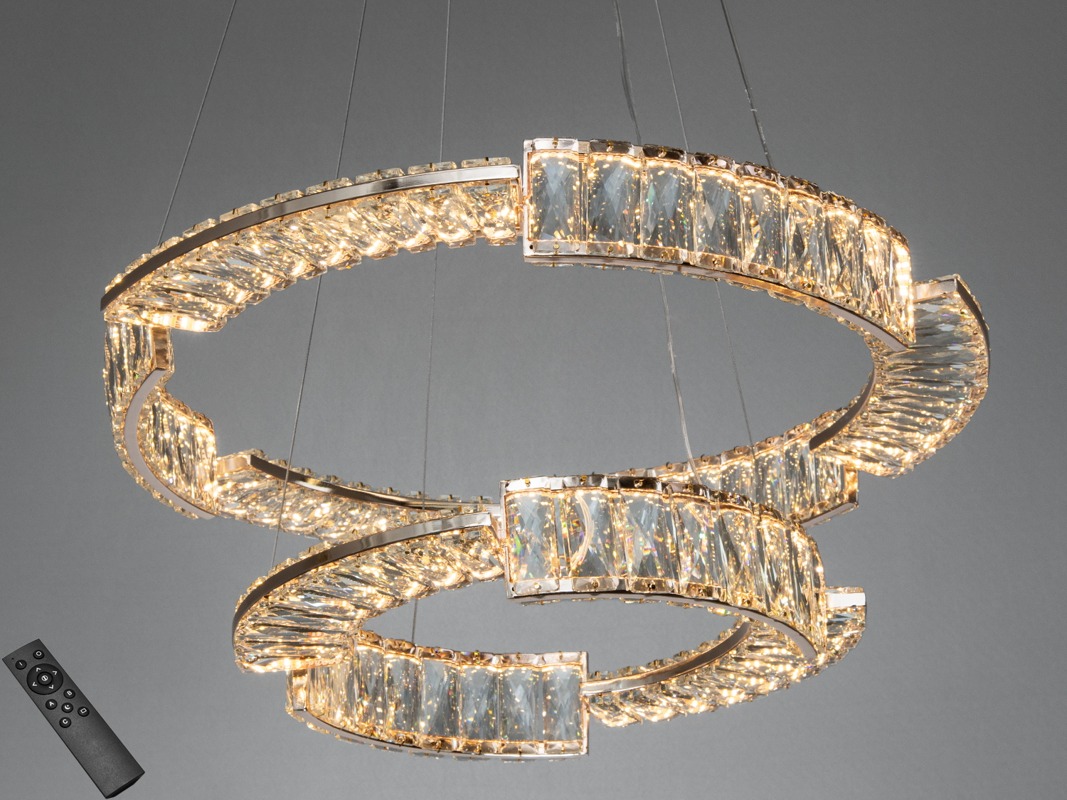 Підвісна люстра з двома кільцями, оздобленими кристалами, з дистанційним керуванням для регулювання яскравості.