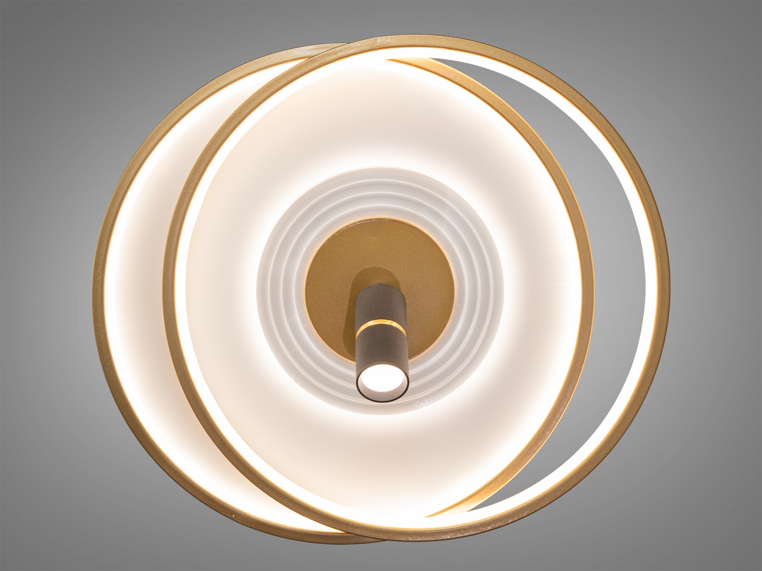 Світильник з двома кільцями та центральним світлодіодом, підходить для сучасного інтер′єру, забезпечує м′яке освітлення.