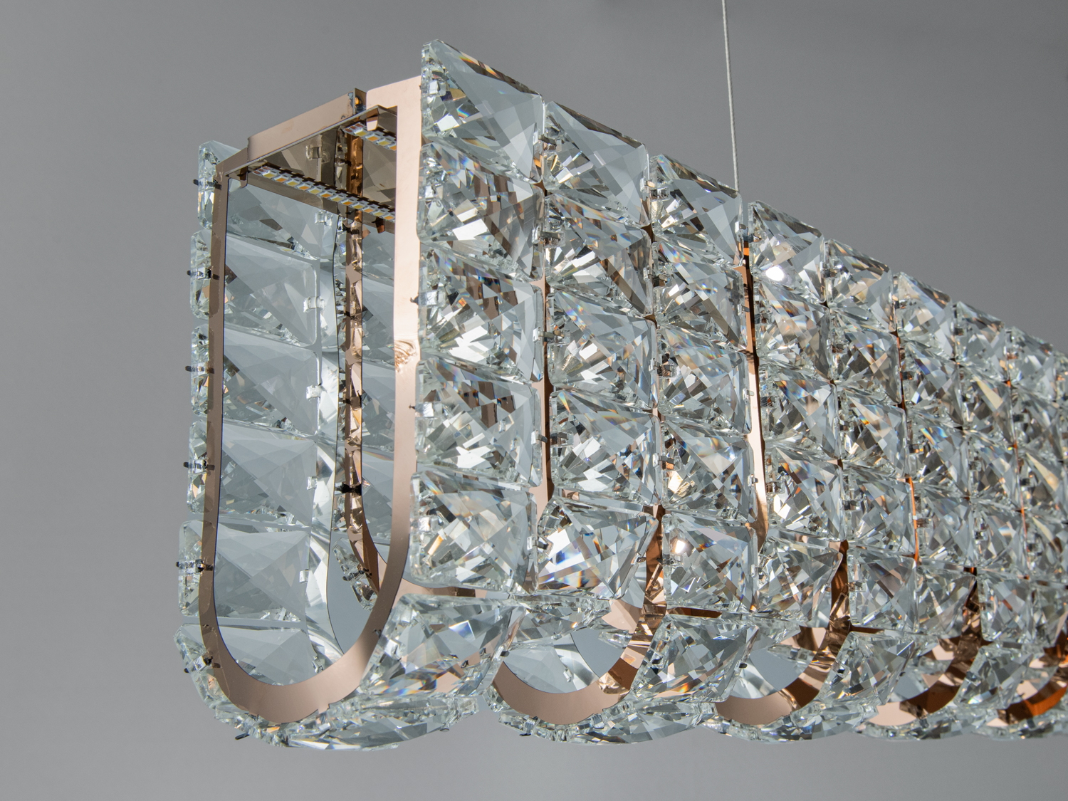 Кришталевий світильник з металевою основою, підвісний тип, підходить для сучасного інтер′єру, акцент на деталях.