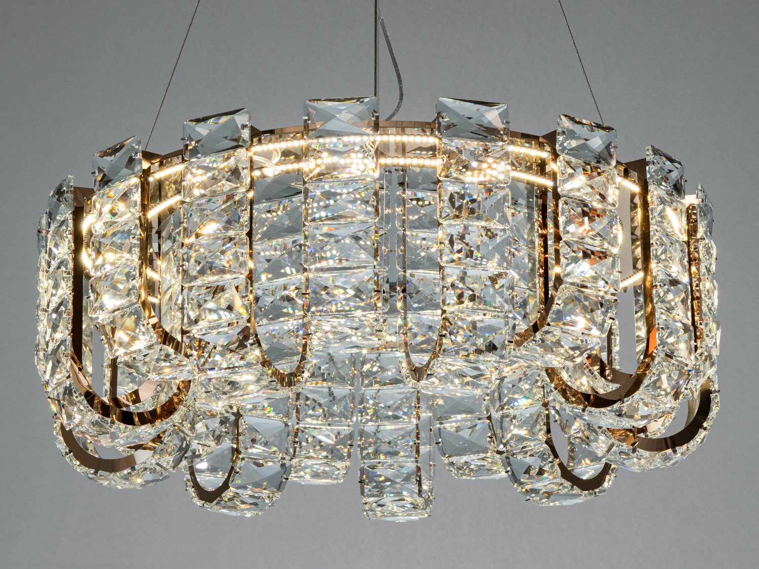 Кругла люстра з кришталевими деталями, що відбивають світло, ідеальна для класичного інтер′єру.