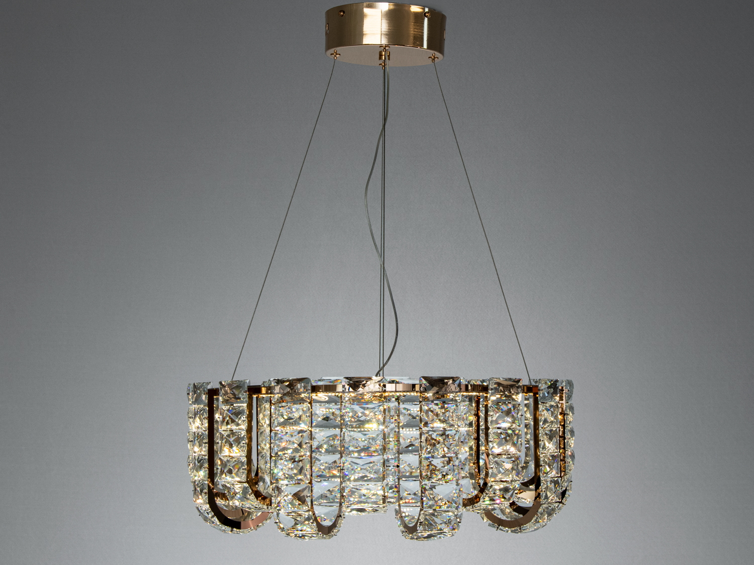 Підвісна люстра з кристалами, спіральна форма, кріплення до стелі на тросах, підходить для сучасних інтер′єрів.