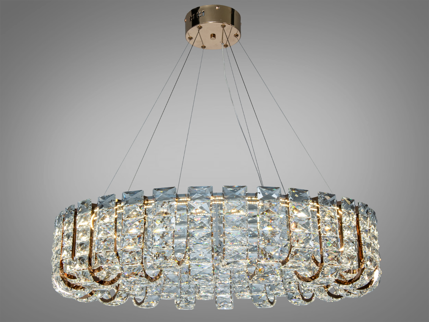 Підвісна люстра овальної форми з кришталевими деталями, підходить для вітальні, має дистанційне керування.