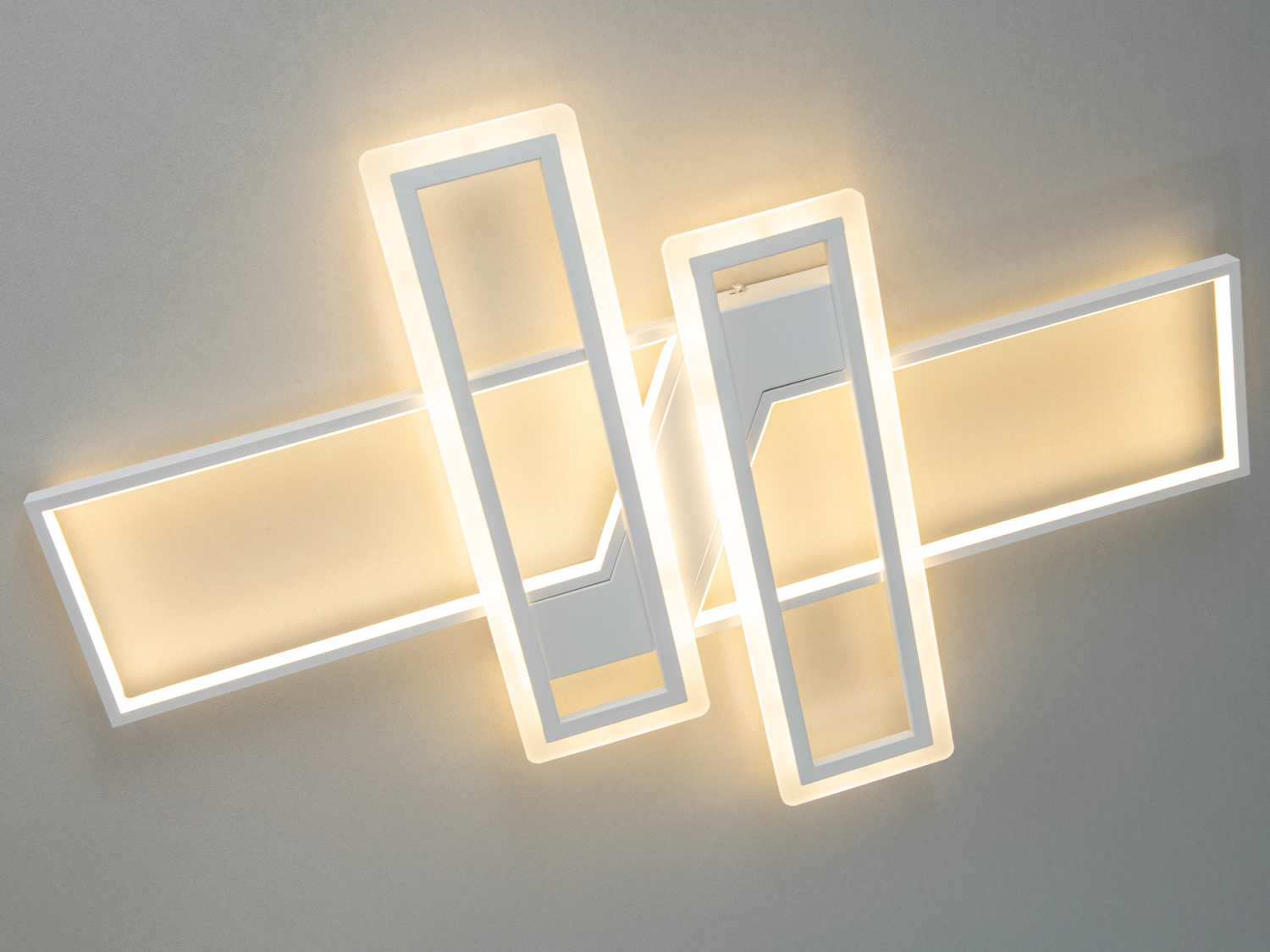 Два менші прямокутники обрамлені по зовнішньому контуру тонким акриловим розсіювачем. Більші прямокутники містять акрилові розсіювачі в середині.