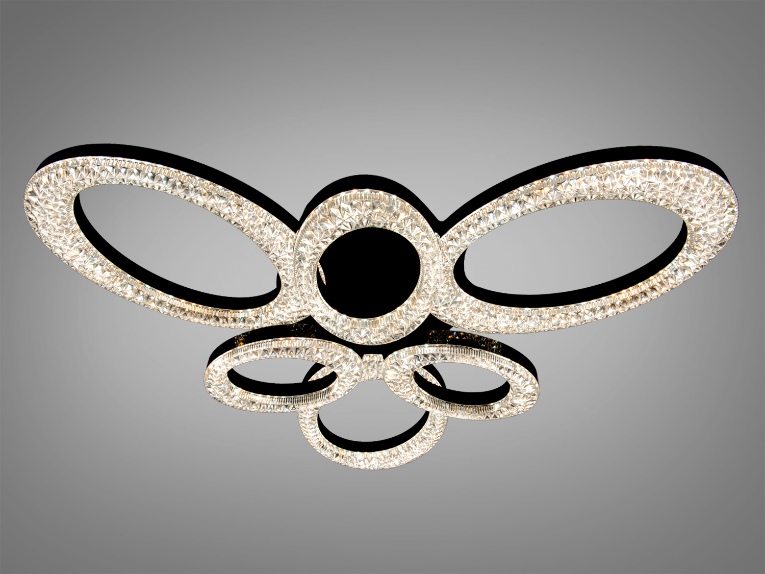 Елегантна люстра з прозорими кільцями, що створює яскраве освітлення, ідеальна для монтажу в просторих приміщеннях.