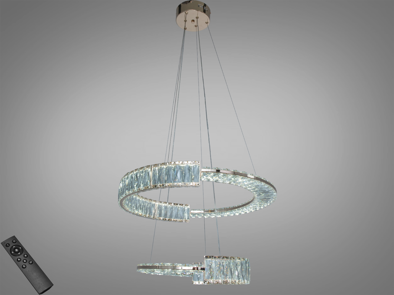 Підвісна люстра з двома кільцями, прикрашеними кристалами, оснащена дистанційним керуванням для регулювання яскравості світла.