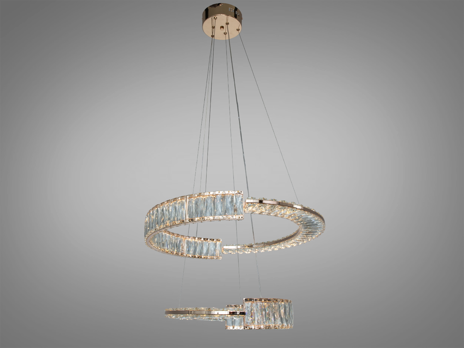 Підвісна люстра з кристалами, що складається з двох кілець різного діаметра, призначена для монтажу на стелю.