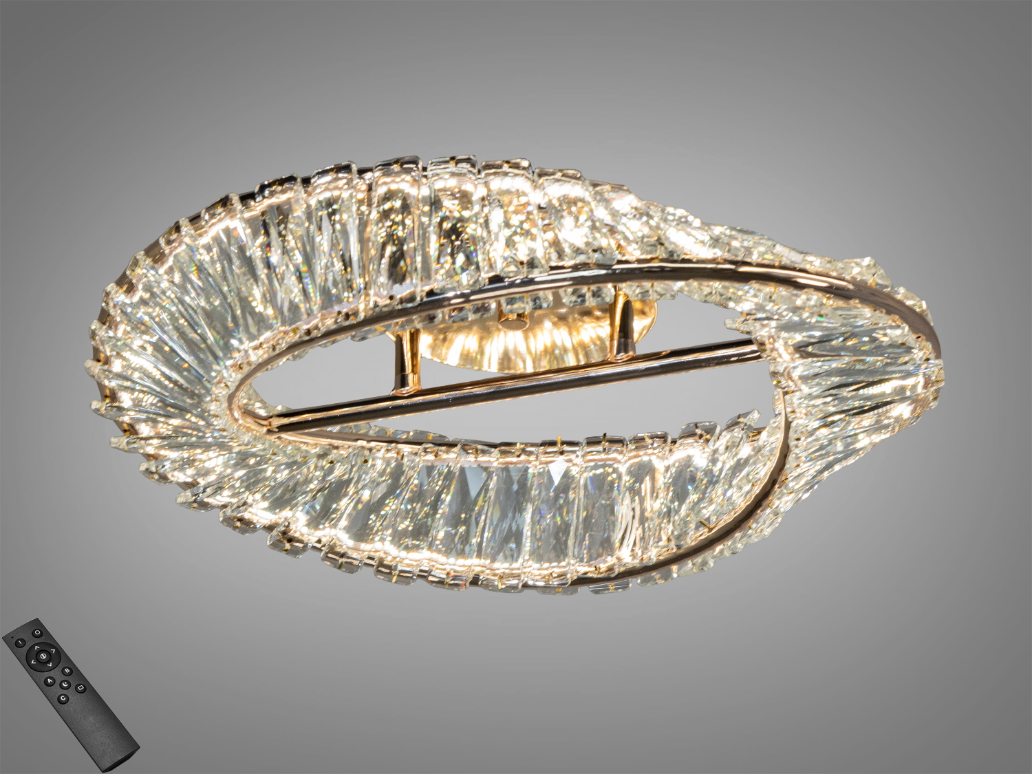 Лед люстра має форму стрічки Мебіуса з кришталів, що створює вражаючий ефект безперервності та плинності.