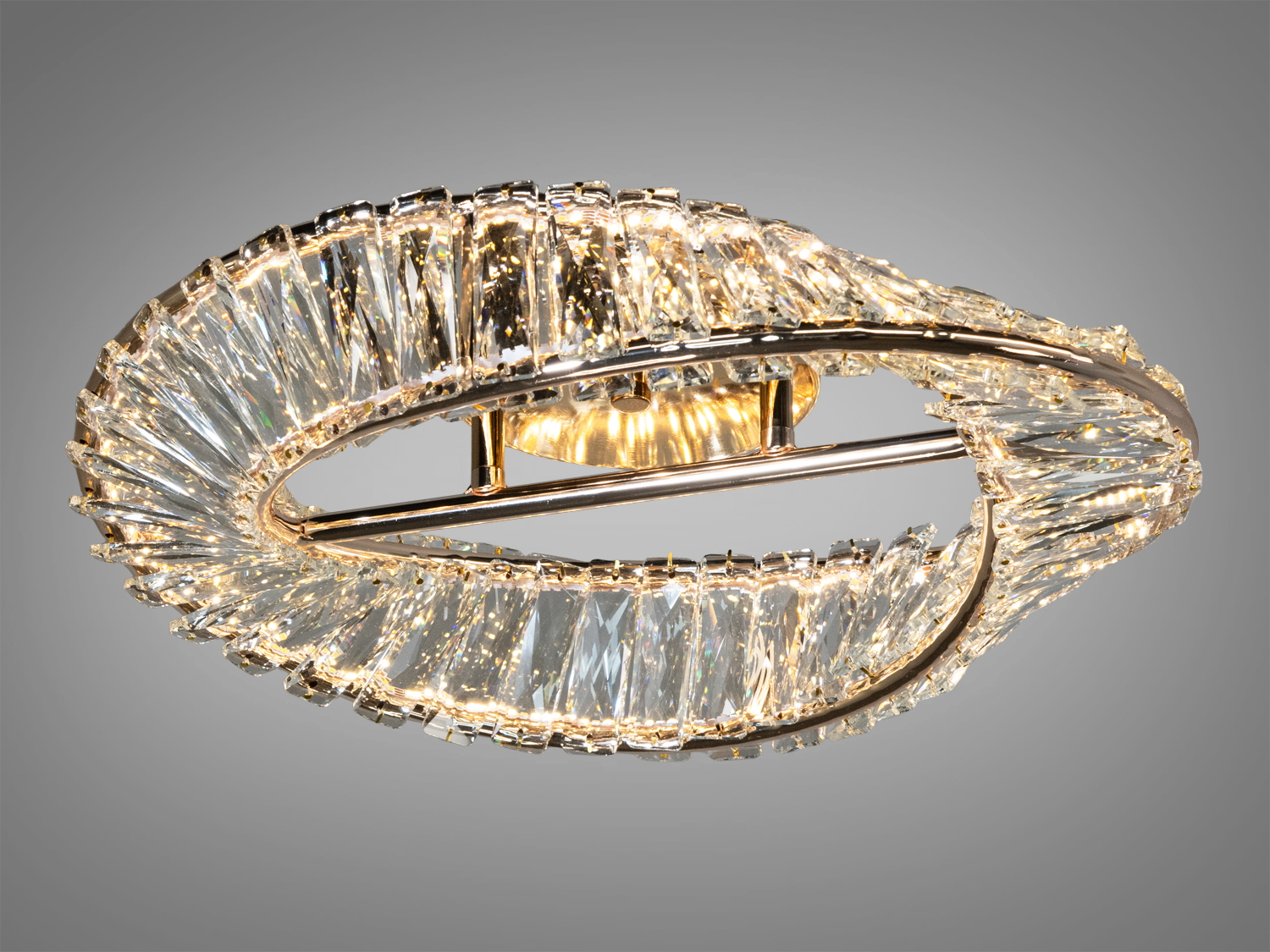 Кожен вигин люстри, кожен кут світла, що відбивається від численних граней кришталів, розсіює яскравість і створює блискучу гру світла.