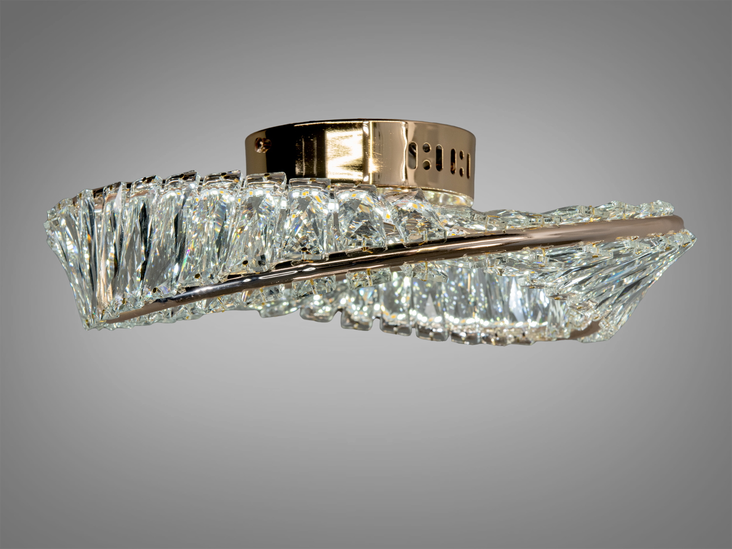 Підвісний світильник з фото має багатий золотистий відтінок, що надає йому неповторного вигляду вишуканості та статусу.