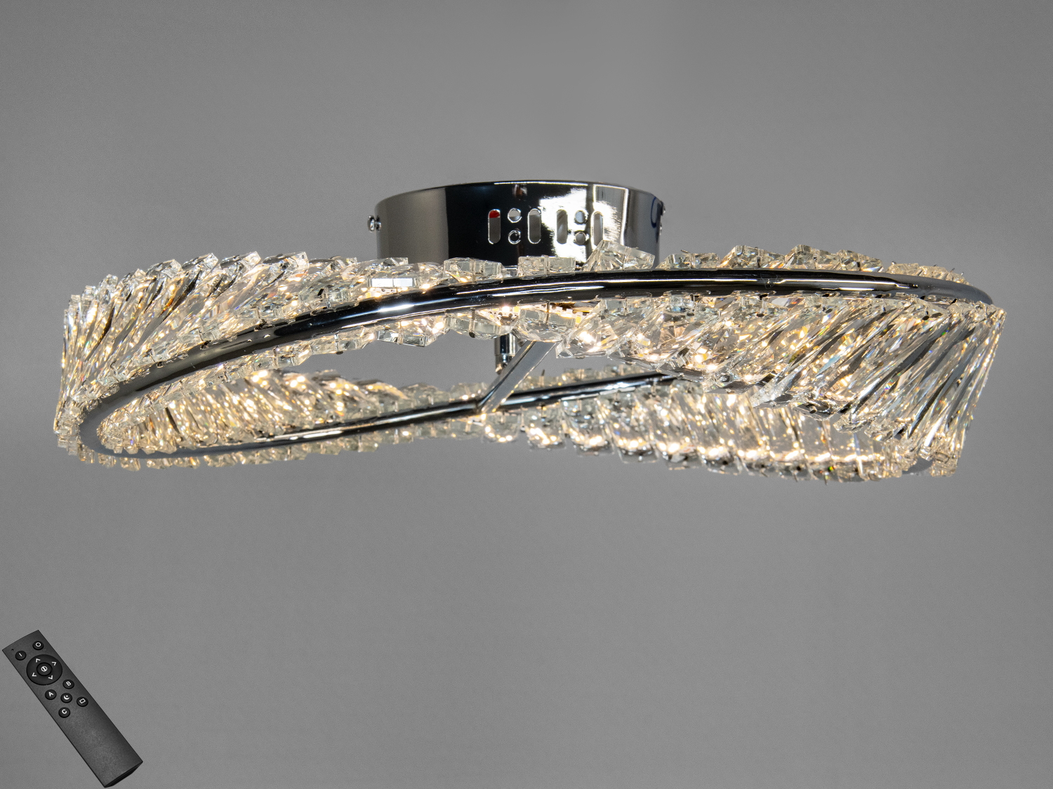 Лед люстра має форму стрічки Мебіуса з кришталів, що створює вражаючий ефект безперервності та плинності.