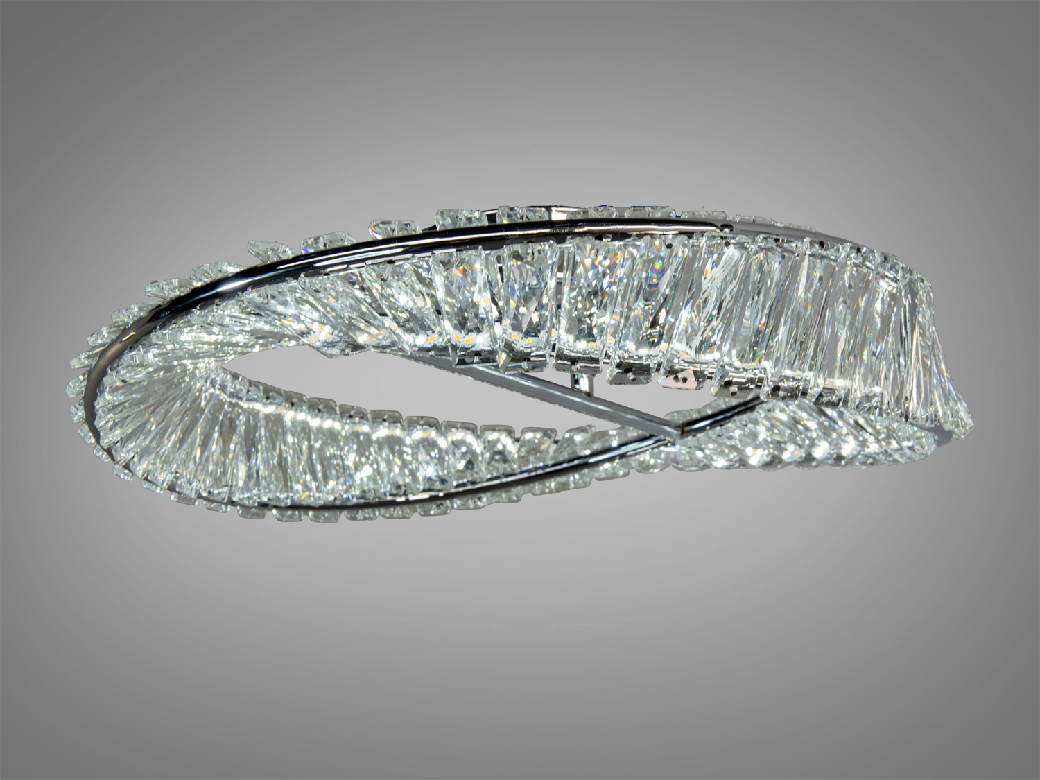 Кожен вигин люстри, кожен кут світла, що відбивається від численних граней кришталів, розсіює яскравість і створює блискучу гру світла.